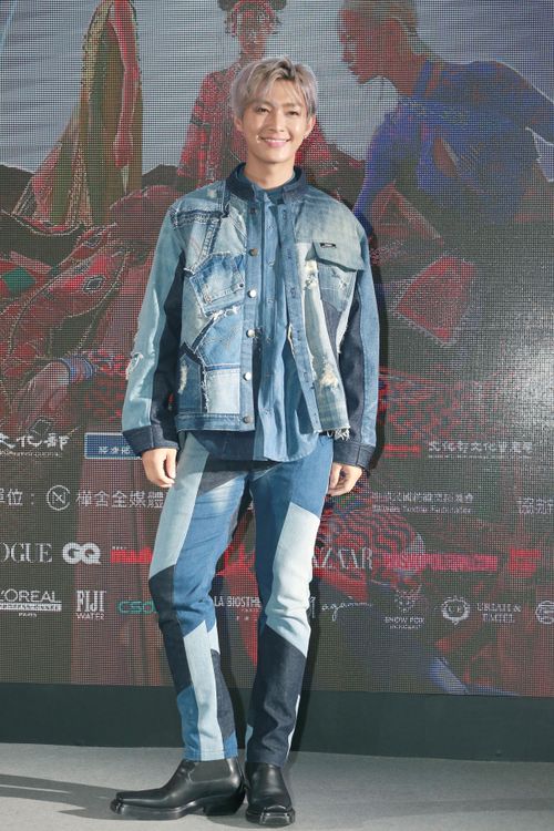 炎亞綸穿著永續時尚丹寧品牌Story Wear以回收丹寧拼接設計的牛仔套裝。朱世閎攝