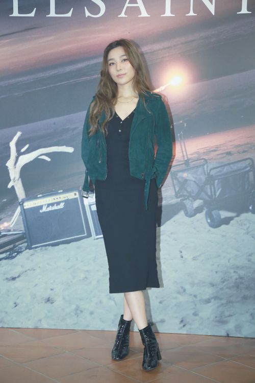 創作歌手Haezee以短版騎士皮衣搭配貼身剪裁的鉚釘洋裝，展現摩登率性風格。朱世閎攝