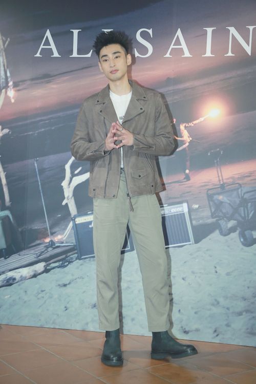 章廣辰化身英倫青年， 以灰棕色騎士皮衣搭配大地色系衣著詮釋東倫敦風格。朱世閎攝