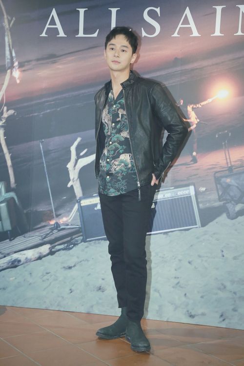 張軒睿穿著俐落剪裁的皮衣，巧妙地融合經典飛行員外套及騎士皮衣元素，搭配印花襯衫，以經典英式風格現身派對現場。朱世閎攝