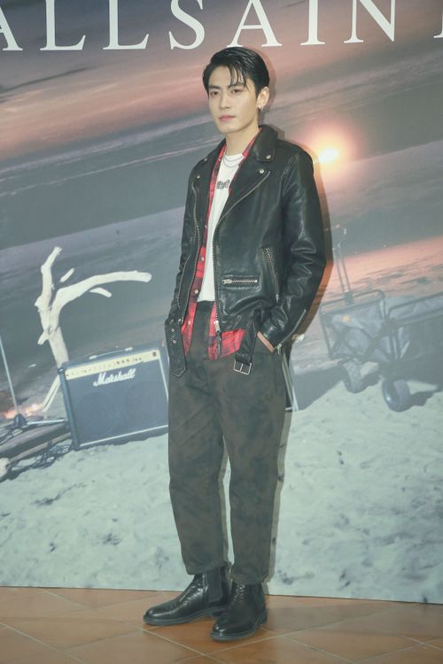 宋柏緯以紅色格紋襯衫作內襯搭配經典的黑色 騎士皮衣，詮釋出痞帥的搖滾氣質。朱世閎攝