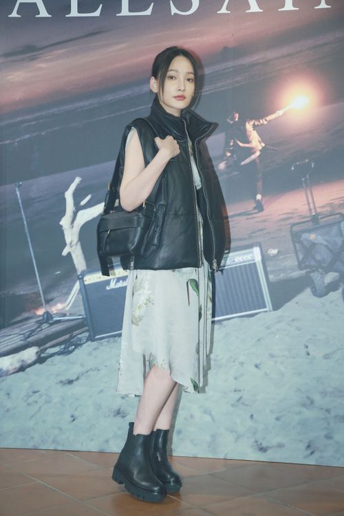 林映唯穿搭不對稱剪裁印花裙裝與羊皮絎縫背心，創造女孩的專屬叛逆。朱世閎攝