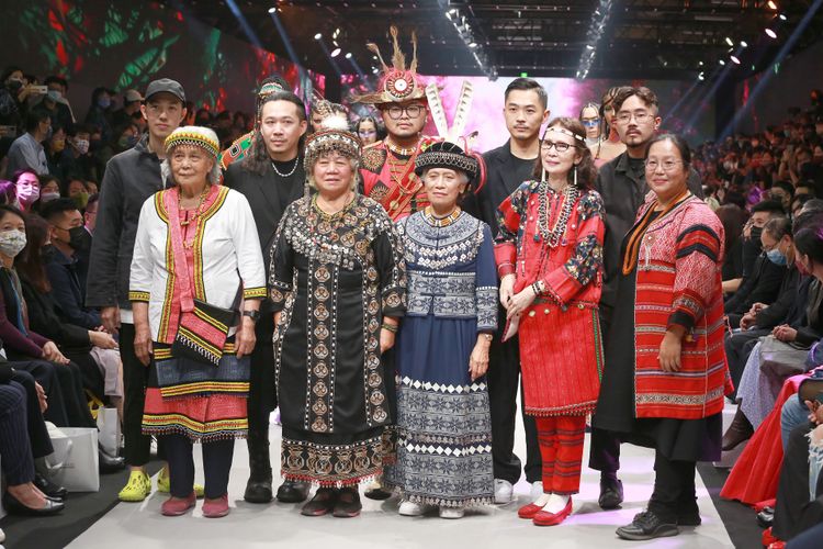 《遇見：原住民族人間國寶跨界時尚》年度大秀揭開台北時裝周SS23序幕。這場秀由5位原住民族國寶工藝家和5位服裝設計師跨界聯手，創造具文化代表性的時裝新作。朱世閎攝
