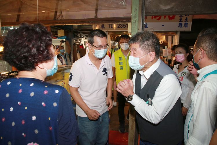 陳時中（右2）向民眾拱手致意。朱世閎攝