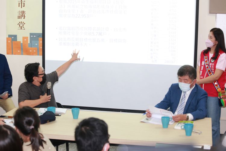 彭揚凱（左）今天與陳時中（前右）對談。朱世閎攝