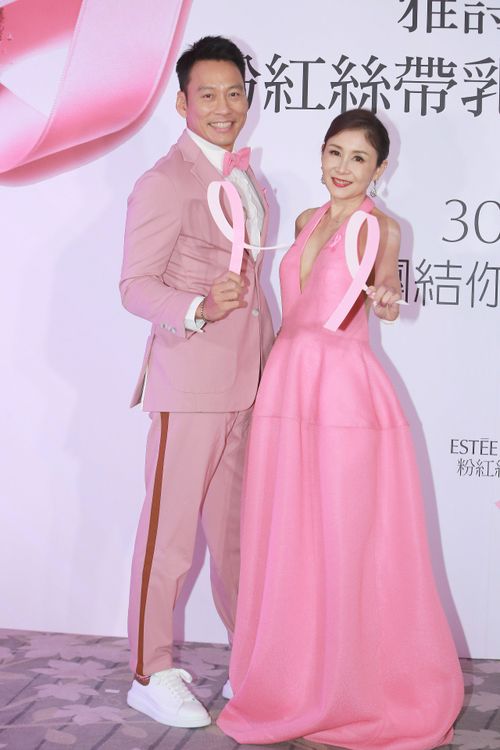 慈善晚宴活動主持人艾力克斯（左）與曲艾玲。朱世閎攝