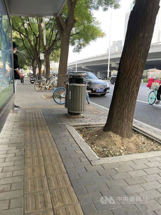 北京四通橋周邊盯哨的黑衣人。中央社