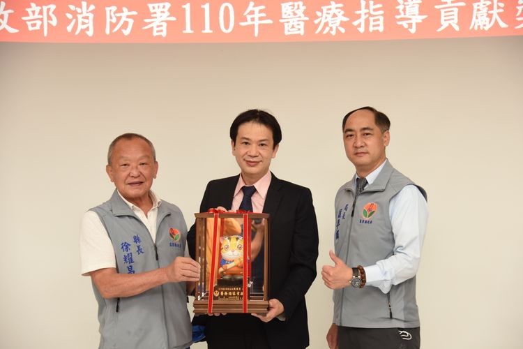 獲醫療指導貢獻獎的大千醫院主任陳連書，在苗栗服務逾25年，擔任急救指導醫師亦超過10年。苗栗縣政府提供