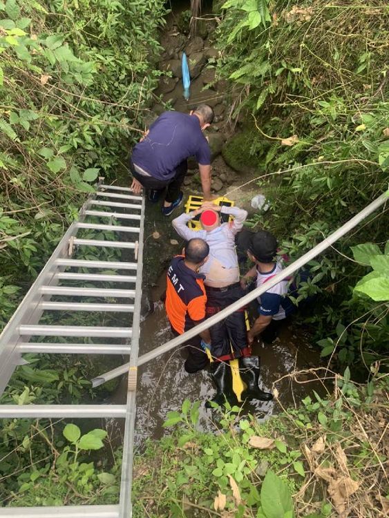 警消出動梯子、擔架協助脫困。消防局第一大隊提供