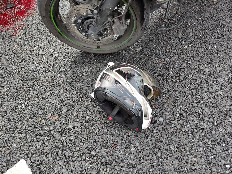 騎士安全帽遺留在現場。翻攝畫面