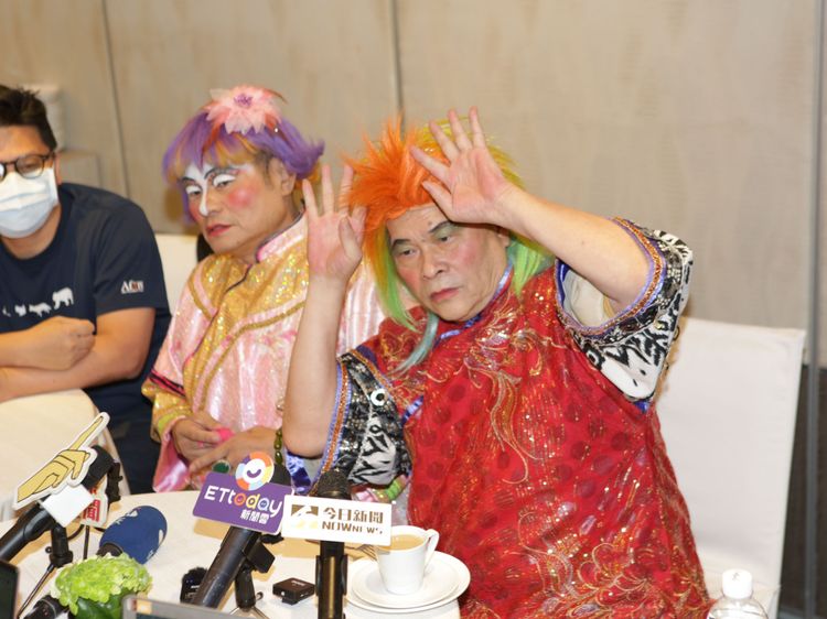 澎恰恰(右)表示年底將還完債務。翁玉信攝