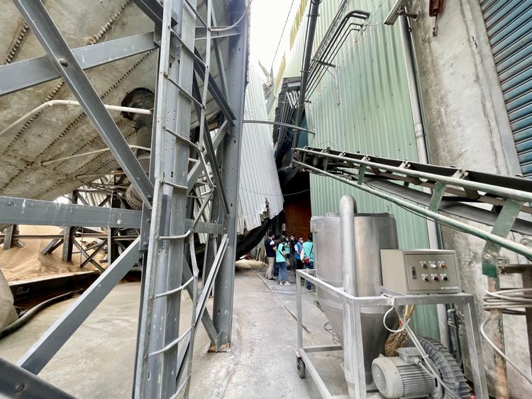 台東關山鎮農會碾米廠儲存筒倉倒塌。古和純攝