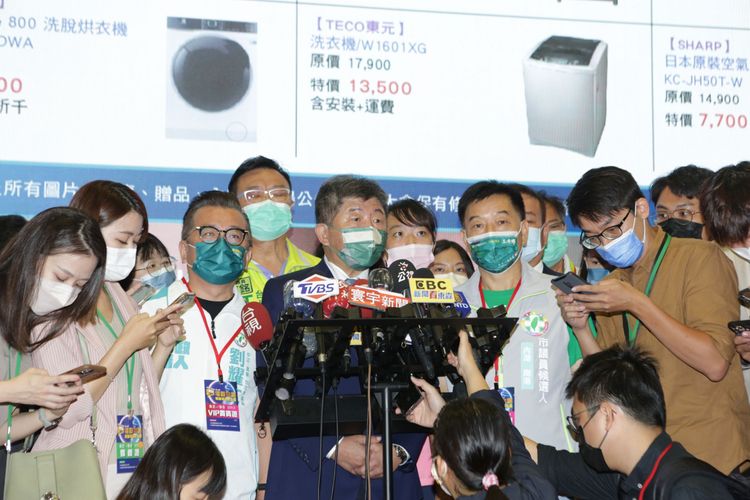 陳時中（中）昨說辯論不一定要2人在現場辯。翁玉信攝