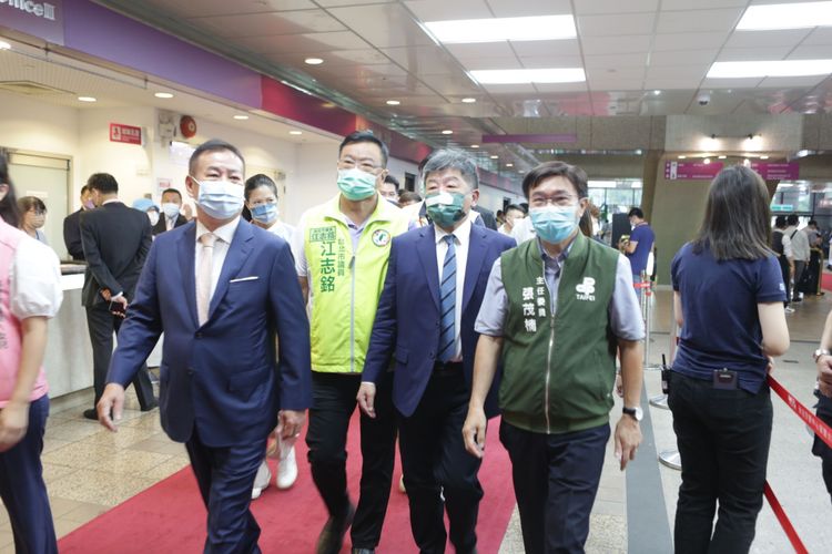 陳時中（右3）今天出席台北3C電腦電玩電器空調影音展。翁玉信攝