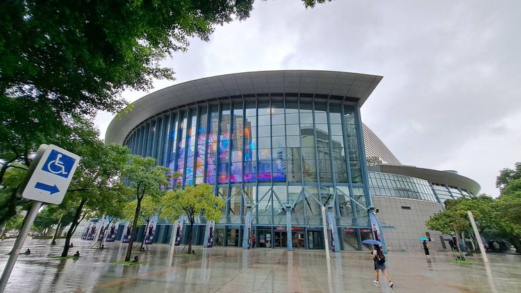 今天小巨蛋場外溼答答。朱世閎攝