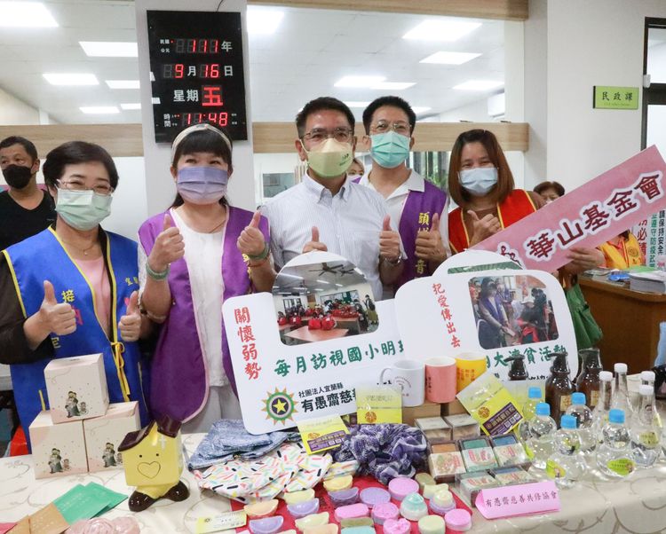 江聰淵積極爭取年輕選票認同。公所提供