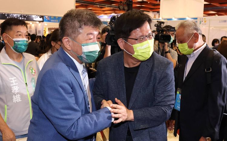 陳時中（左2）與林佳龍（右2）握手。莊宗達攝