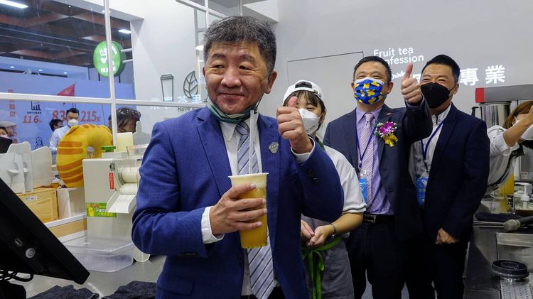 陳時中（前）表示，對於周玉蔻的爆料，應由蔣萬安自己回應。莊宗達攝