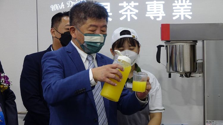 陳時中（前）體驗製作飲料。莊宗達攝