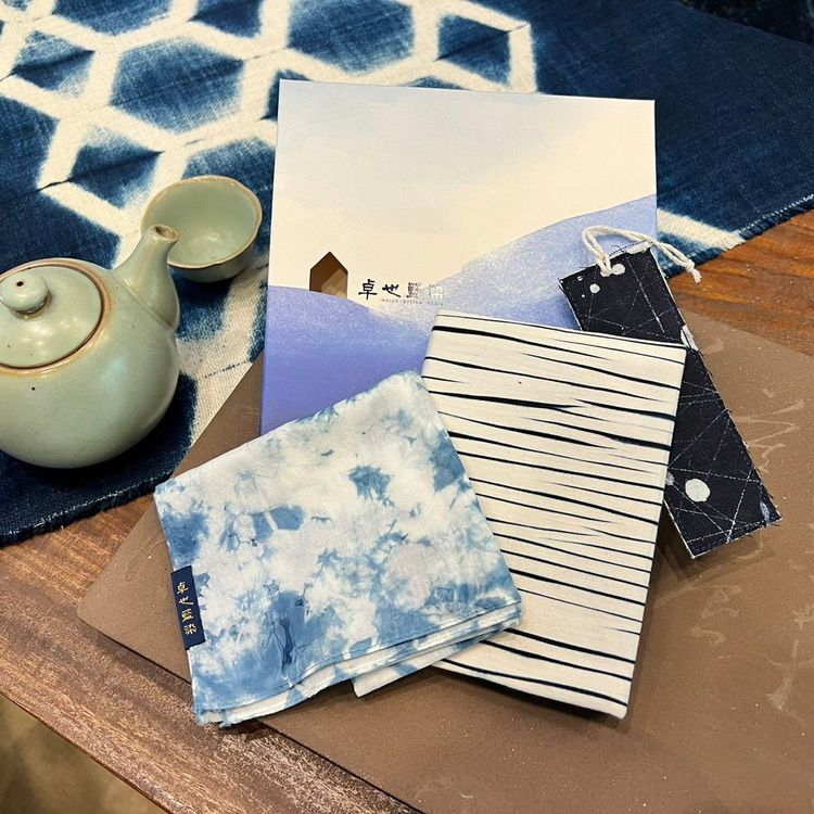 園區品牌店家搭配中秋及教師節，推出「木作月餅」、「藍染書衣」等限定禮盒。全聯善美的文化藝術基金會提供