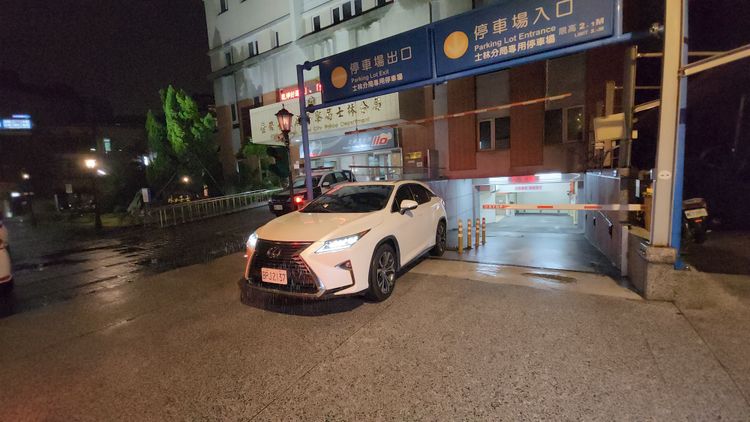 家屬製作完筆錄離開士林分局。黃仲瑜攝