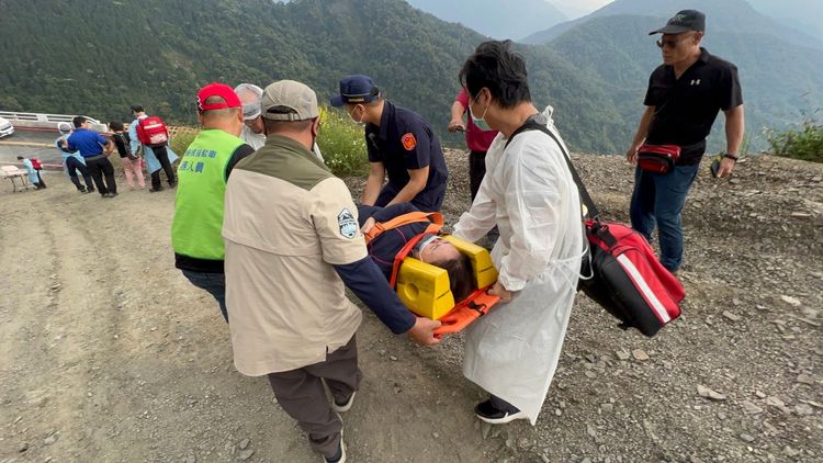休旅車墜落深谷，車內2人遭拋飛命危。侯昌騰攝