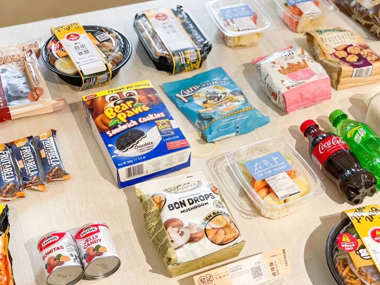 歪國零食嘴推出的企業客製化零食箱，可為企業訂製禮盒外觀，除了零食之外還可以客製化製作手機支架、識別證套、帆布袋等公司小物。業者提供