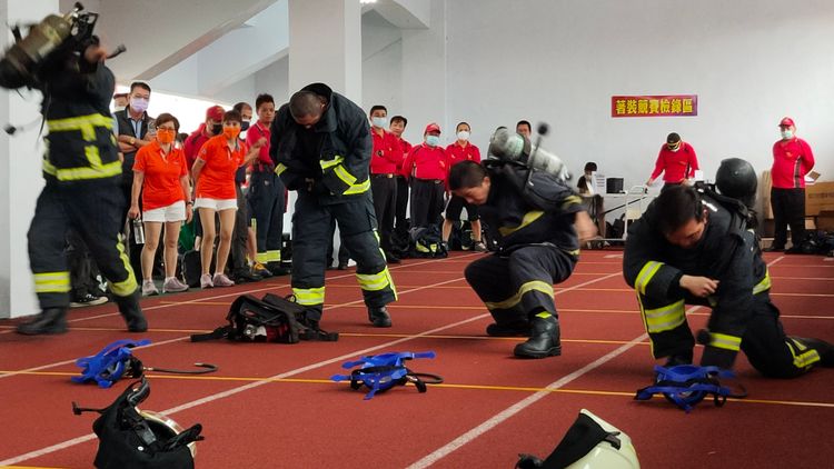「著裝競賽」拚時效，時間快一秒就多增加救災救護的時機。宜蘭縣政府提供