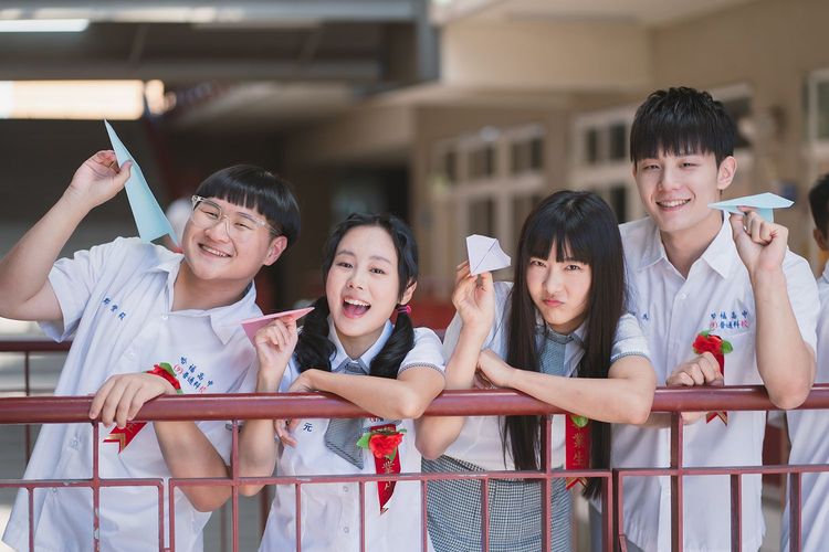 孔令元（左二）維持200多集雙馬尾，希望可以換髮型。TVBS提供