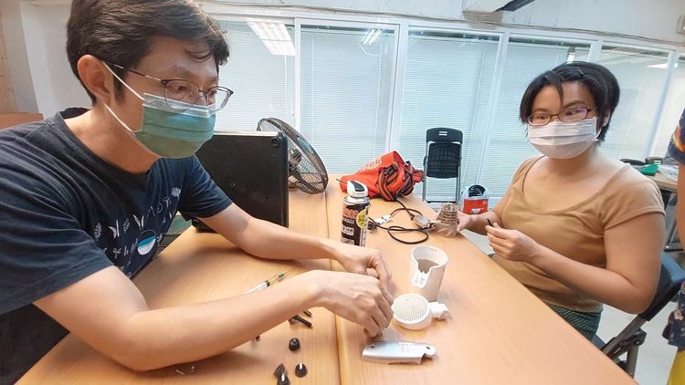 民眾吳小姐(右)對動手做很有興趣，準備報名上課，日後也當維修志工。凃建豐攝