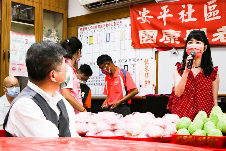 陳時中（左）聽高嘉瑜（右）唱歌。賴昀岫攝