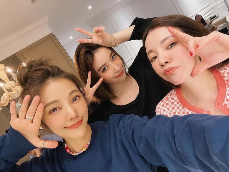 許路兒（左起）、許維恩、許菲菲3姊妹平日看來相處極為融洽。翻攝sharon701111 IG