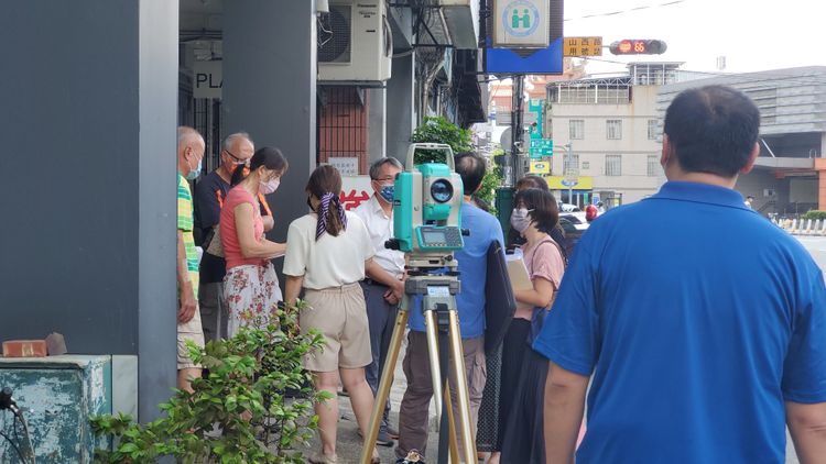 鳳山地政所7月26日派人到陳武輝及鄰居的透天厝進行鑑界。王勇超攝