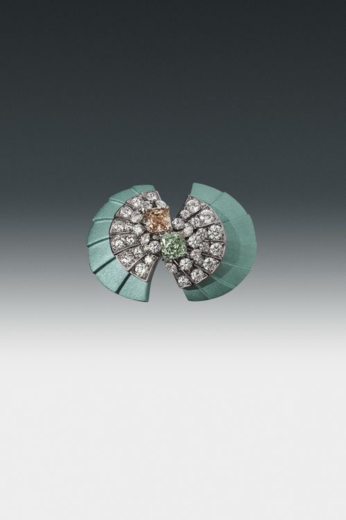 Ascending Shadows雞尾酒戒指鑲嵌共2顆各為1.1克拉的褐鑽與黃綠鑽主石，約498萬元。品牌提供