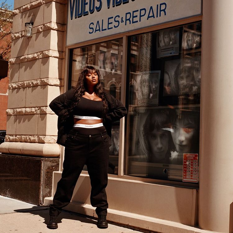 CK最新廣告中，以充滿寫實感的情境，詮釋旗下內衣及牛仔褲為日常而生並為現代生活而改變的特質。品牌提供