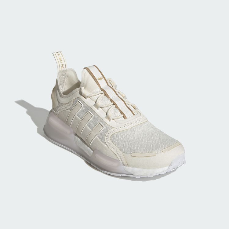 Lisa搭配的NMD_V3白色女鞋，5690元。品牌提供