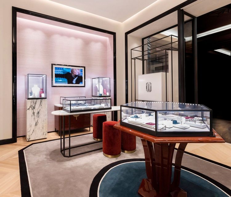 BOUCHERON台中店延續品牌一貫法式美學，並打破了既定珠寶精品店的擺設邏輯，較他牌硬生生將陳列商品的空間減少了一半。品牌提供
