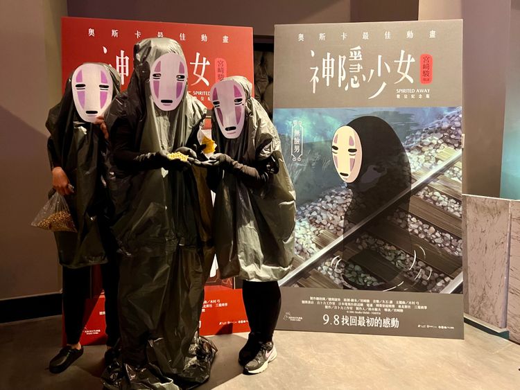 《神隱少女》粉絲用垃圾袋變裝成無臉男。甲上娛樂提供