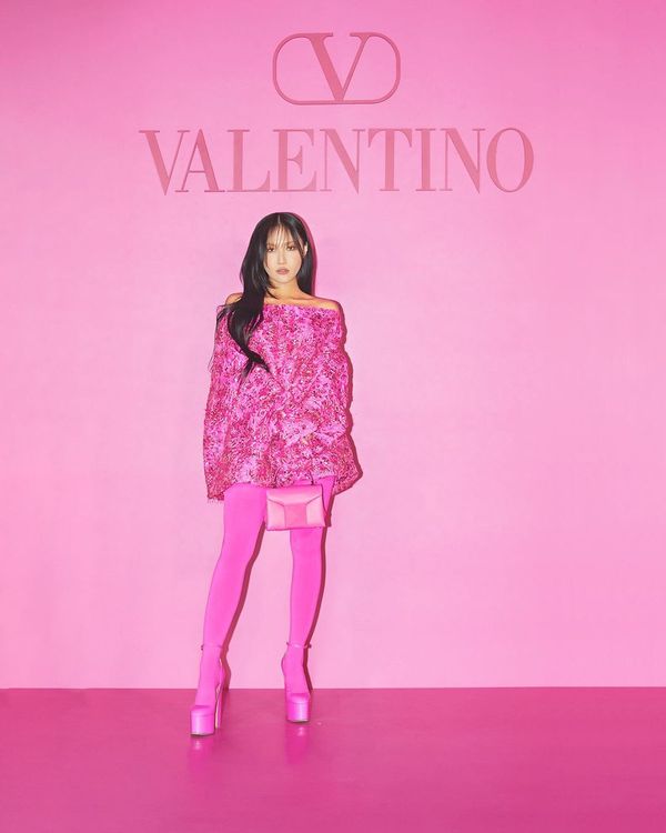 屬於微肉感身形的韓團MAMAMOO成員華莎，也挑戰了本季最夯的桃粉色絲襪。翻攝maisonvalentino IG