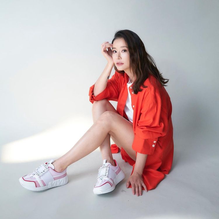 女星林心如在IG上搶先示範了本季全新的Viv’ Go系列休閒鞋。翻攝loveruby_official IG