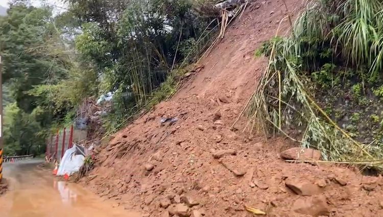 台7線41.3公里處經搶修後已立即恢復通行，目前雨勢雖轉小，但用路人行經仍須注意安全。翻攝畫面