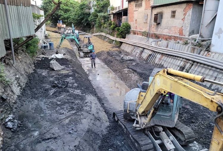 鴨母港溝上游工程子溝施工時的情形。水利局提供