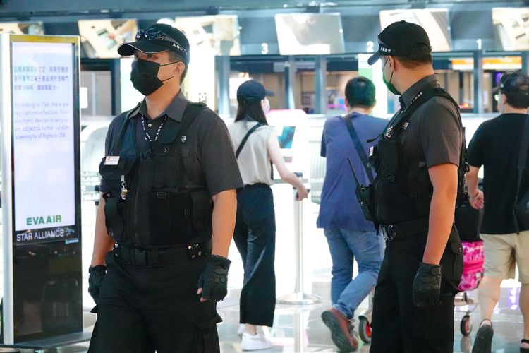 機場特勤警衛隊採不定點巡視。施昂強攝