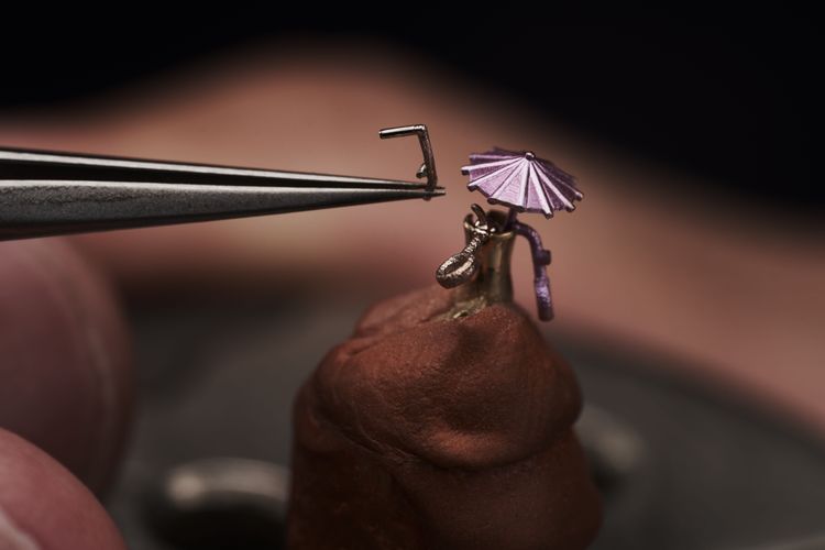 面盤上裝飾的雞尾酒等小物，重量都不到1公克，考驗金雕師Olivier Kuhn的功力。品牌提供