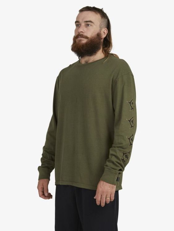 綠色長袖衫，1680元。品牌提供