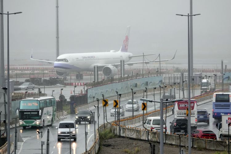 受颱風環流影響，桃園機場周邊霧濛濛一片。施昂強攝