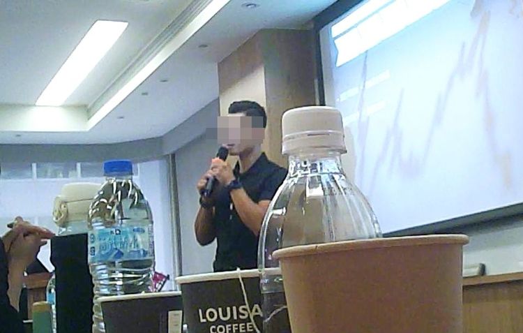 肌肉男講師的演說內容夾雜英文與專有名詞，營造專業形象。突發中心攝