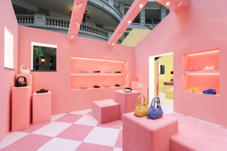 Prada Village期間限定店內以不同色彩區分品牌精心挑選的包款、成衣及配件。品牌提供