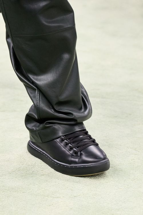 Pillow球鞋汲取90年代滑板文化為靈感，有著如枕頭般厚實的鞋身及鞋底。品牌提供