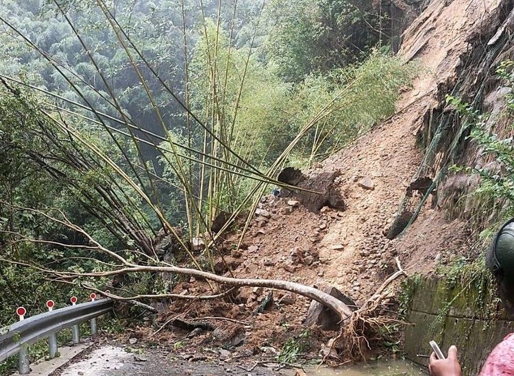 尖石鄉石磊道路7.5公里處下午3時許也發生大面積土石滑落，暫時無法通行。讀者提供